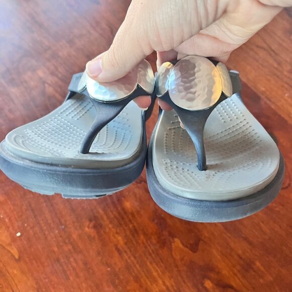 Crocs Silver Medallion Sandals- Size 6 - Picture 2 of 6